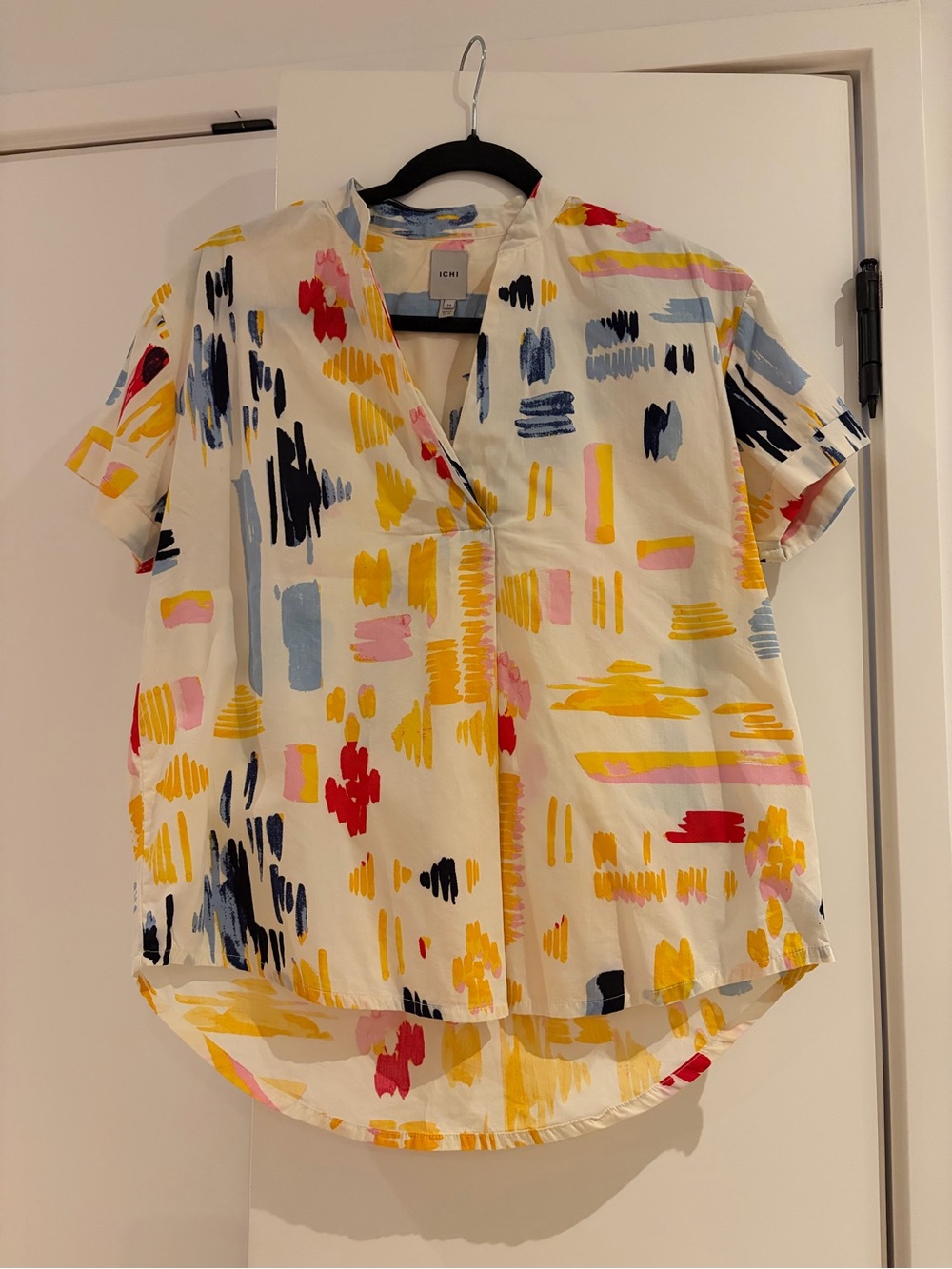 ICHI Abstract Brushstroke V-Neck Short Sleeve Top